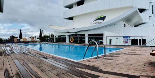 Плувен басейн, The Streamliner Hotel Apartment in Таомасина