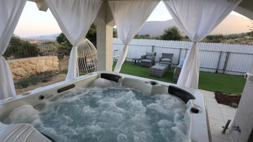 2 bedrooms, 6 beds