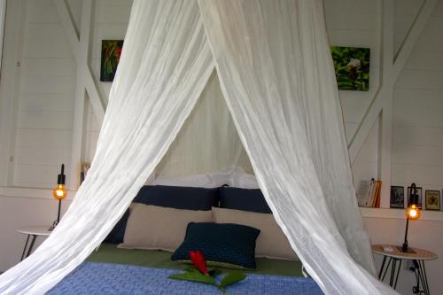 Or bleu-Bungalow volcan Soufriere-Vue sur mer in Basse Terre