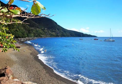 Or bleu-Bungalow volcan Soufriere-Vue sur mer in Basse Terre