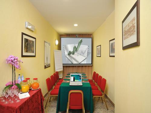 Üzleti központ, Albergo San Domenico in Urbino