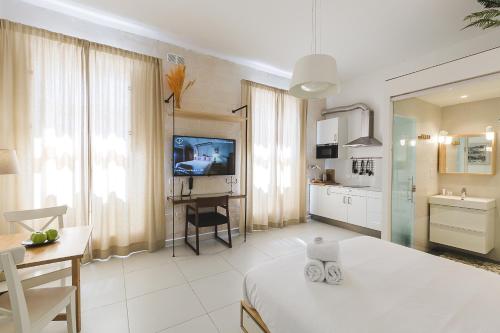 Deluxe Studio with Spa Access image 8