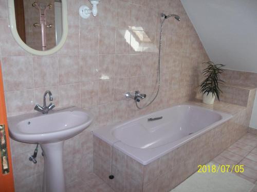Bathroom, Viragos Vendeghaz Balatonfured in Balatonfured