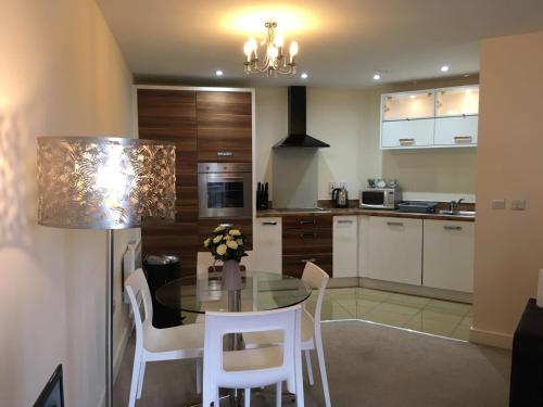 Konyha, Blue Sky Apartments @Wallis Square, Farnborough in Farnborough