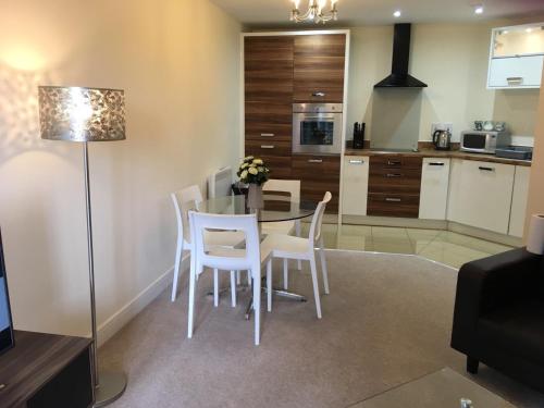 Konyha, Blue Sky Apartments @Wallis Square, Farnborough in Farnborough