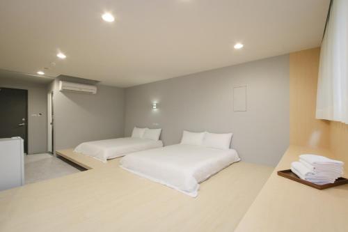 Quadruple Room with Bathroom image 10