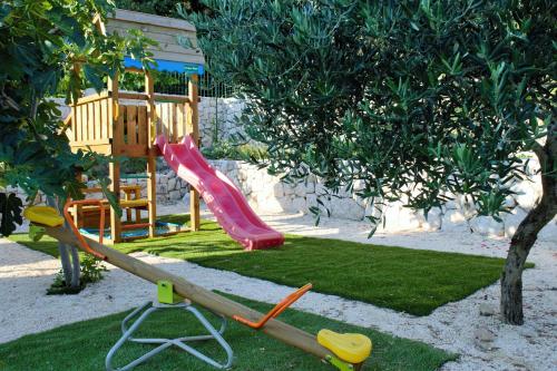 Villa Yanko, free parking, heated pool, sea view, own children's playground, excellent facilities