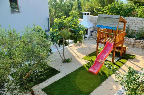 Villa Yanko, free parking, heated pool, sea view, own children's playground, excellent facilities