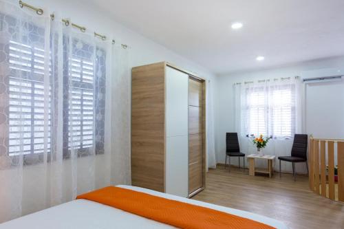 Apartments by the sea Kastel Stari Kastela - 15894 - image 13