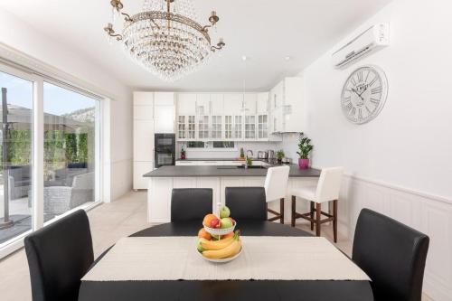 Three-Bedroom Villa with Sea View room in Luxury villa with a swimming pool Hvar - 15992