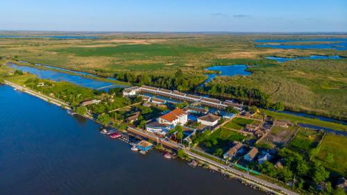 . Hotel Sunrise si Satul Pescaresc