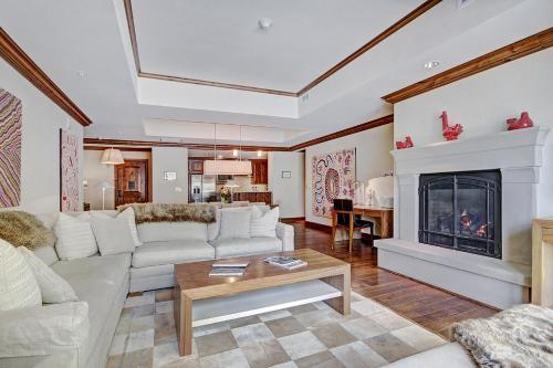 3 BR Luxury Ritz-Carlton Condo with Mountain Views in Vail, USA