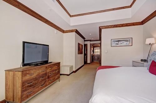 3 BR Luxury Ritz-Carlton Condo with Mountain Views in Vail, USA