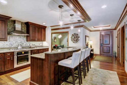 Luxury 2BRDen Ritz-Carlton Residence in Vail, USA