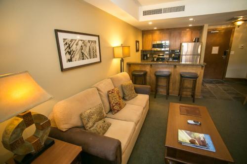 One-Bedroom Apartment room in Sundial Lodge Condo Steps from Red Pine Gondola Save 20% on 7 Nights!