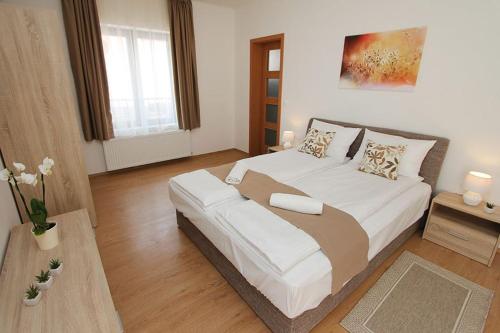 2 queen beds