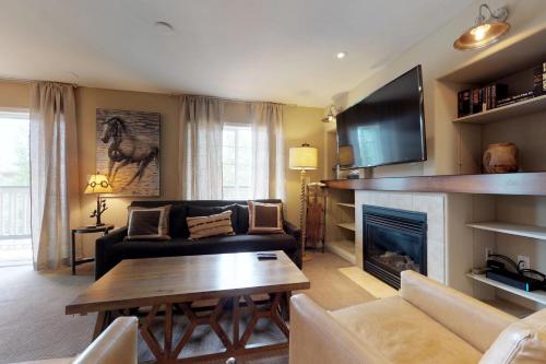 Sun Ray Ski Chalet - image 8