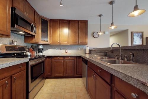 Sun Ray Ski Chalet - image 9