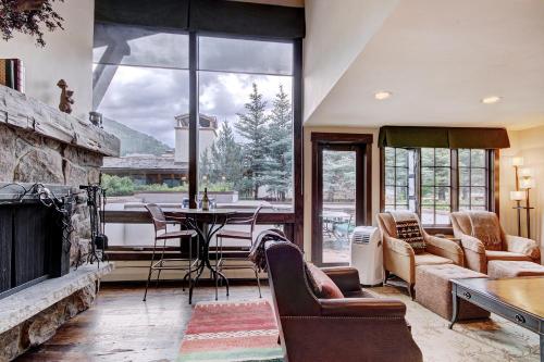 Rustic Mountain View 2Bedroom Condo- Lodge at Vail, Vail