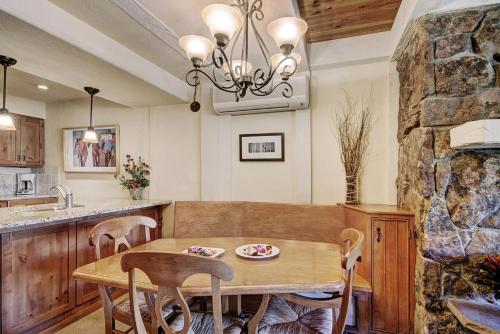 Modern 2 BR Condo Lodge at Vail, Walk to Gondola in Vail, USA