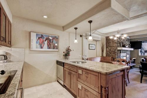 Modern 2 BR Condo Lodge at Vail, Walk to Gondola in Vail, USA