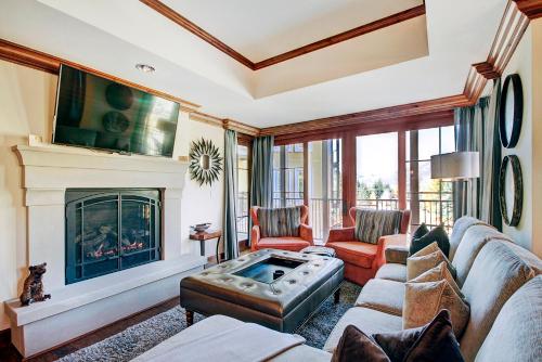 Chic 2 BRDen Ritz-Carlton Condo with Valley Views in Vail, USA