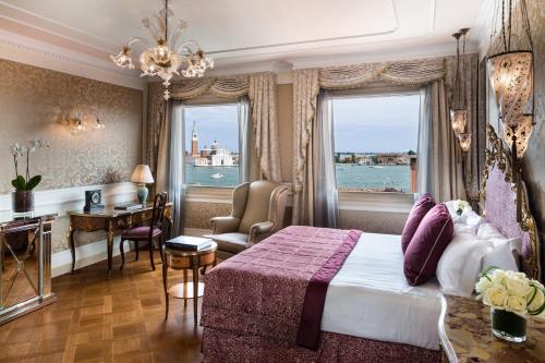 Junior Suite with Lagoon View