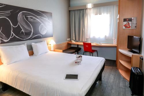 ibis Orange Sud Located in Coudoulet, ibis Orange Sud is a perfect starting point from which to explore Orange. The property offers a wide range of amenities and perks to ensure you have a great time. Service-minded 