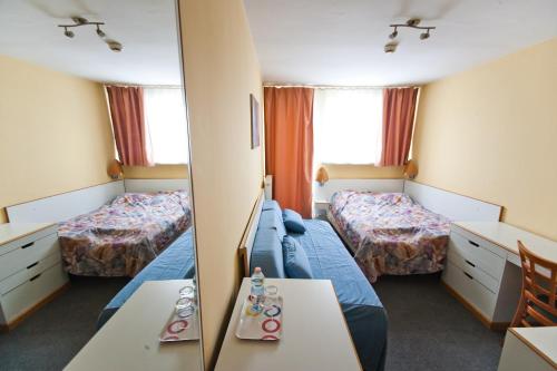 1 queen bed, 1 sofa bed
