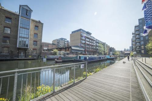 D8 - Canal View Apartment London