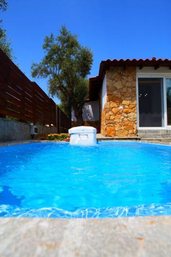 Salonikiou Beach Apartments & Villas