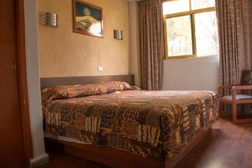 Standard Queen Room image 10