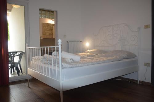 1 queen bed, 1 sofa bed