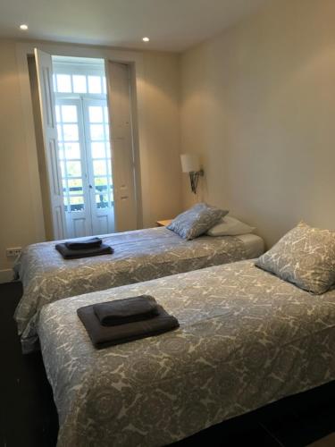 2 twin beds