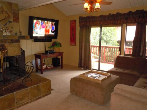 Two-Bedroom Premier Townhouse Unit #69 by Snow Summit Townhouses Bus Lic #23581 - image 2