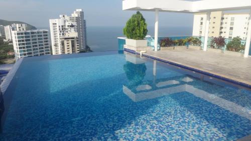 hotel apartamento piscina infinita