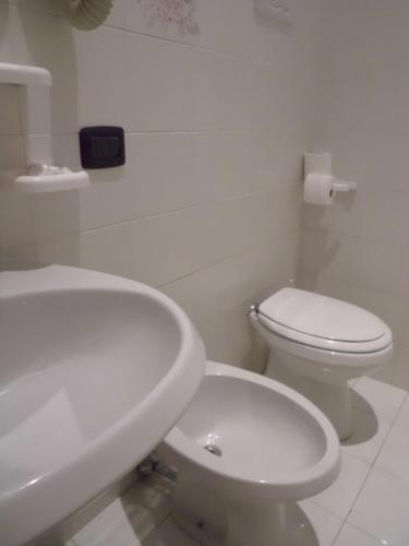 Economy Triple Room image 8