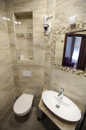 Apis Hotel Room Type - Deluxe Triple Room