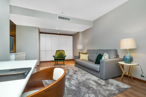 2 twin beds, 1 sofa bed