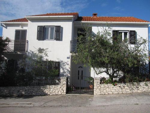 Apartment Mira - affordable & comfortable, Pension in Supetar