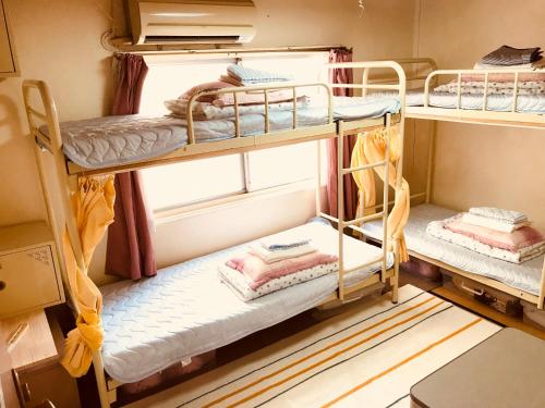 IM Guest House - Hostel Room Type - Economy Quadruple Room with Shared Bathroom