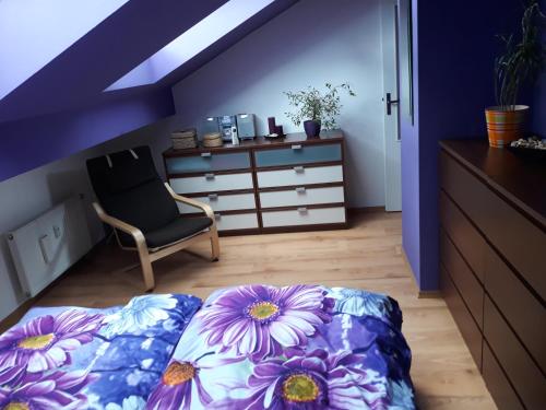 Sunny Two-story Apartment Kyje, Praha (fotografie 9)