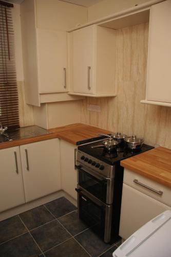 Kitchen, Sheil Suites in Kensington