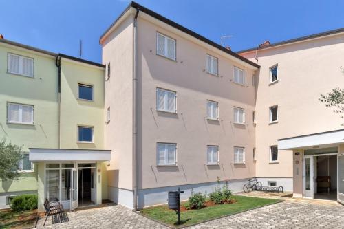  DIANA House with apartments in Zambratija