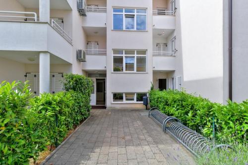  DIANA House with apartments in Zambratija