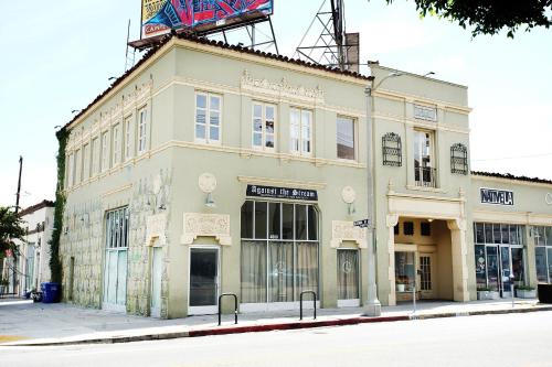 Entrance, The Steady in Hollywood
