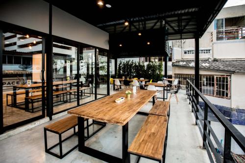Restaurant, Apartment (9 m²), 8 Schlafzimmer und 3 eigene Badezimmer in Sukhumvit (The Capsule by UnionSPACE Co-working and co-living) in Bangkok