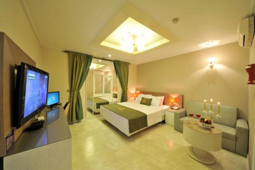 S Hotel Located in Seo-gu, S hotel is a perfect starting point from which to explore Gwangju Metropolitan City. Offering a variety of facilities and services, the hotel provides all you need for a good night