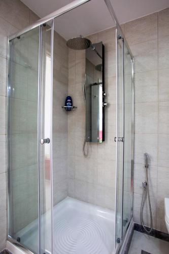 Unique 3-Bed 3-Bath Apt with Acropolis Views SG69 - image 3
