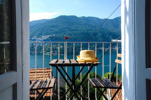  ALTIDO Cosy Apt for 4 with Balcony and View of Lake Como, Pension in Blevio
